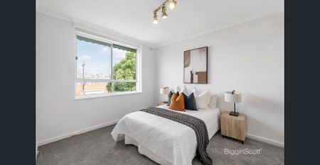 TOP-FLOOR APARTMENT WITH CITY VIEWS IN A BOUTIQUE BLOCK OF 18! - Photo 2