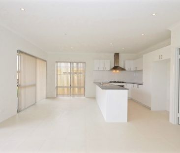 Low maintenance, perfect location, available now - Photo 3