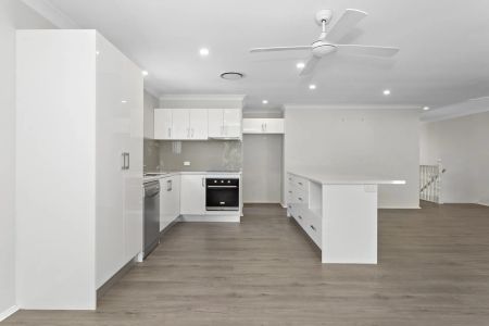 Modern Three Bedroom Townhouse - Photo 3