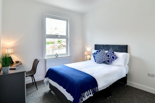 Modern Refurb Beside the Bristol Cycle Path - Photo 1