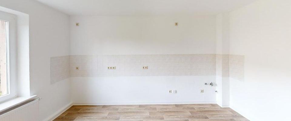 Ruhig gelegene 2-Raum-Altbauwohnung mit Tageslichtbad - Photo 1