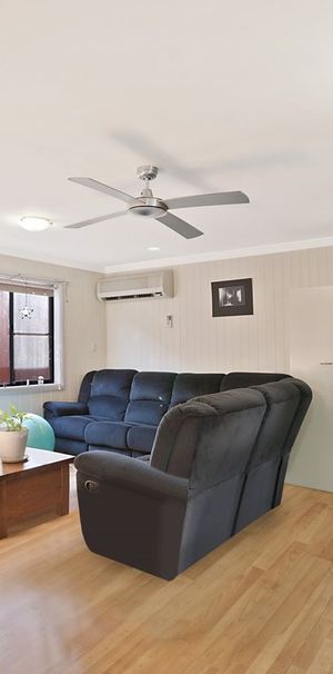 LARGE TWO BEDROOM UNIT - WALK TO SHOPS & TRANSPORT - Photo 1