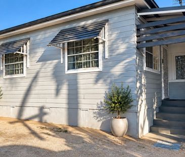 Charming Beach Cottage in a Sought-After Coastal Location - Photo 6