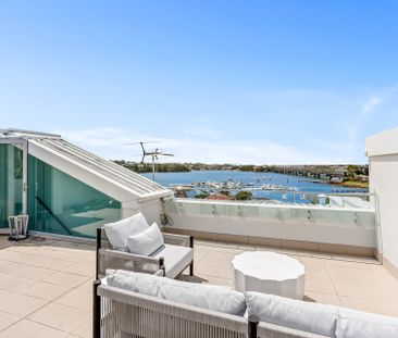 Quality townhouse capturing water and city views - Photo 6