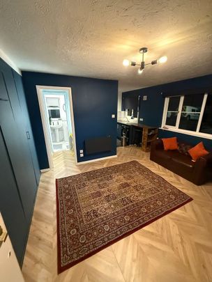 Studio Flat, Captains Palce, SO14 - Photo 1