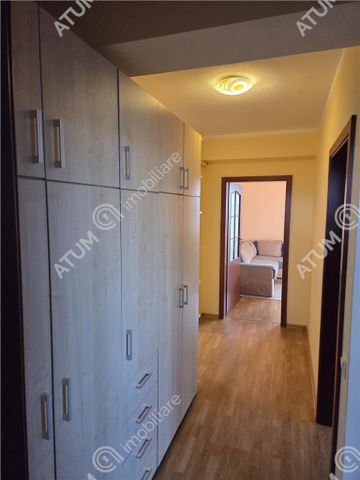 De inchiriat apartament cu 3 camere decomandate si balcon in zona Turnisor din Sibiu - Fotografie 2