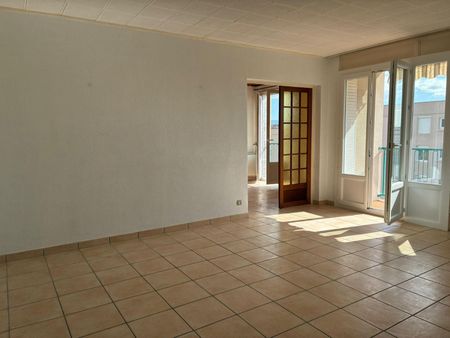Location Appartement 4 pièces 76m² GUILHERAND GRANGES 07500 - Photo 2