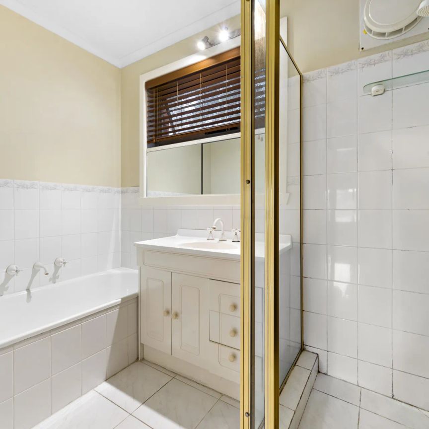 Spacious, Light-Filled Living Opposite Victoria Park in the Heart of Kew - Photo 1