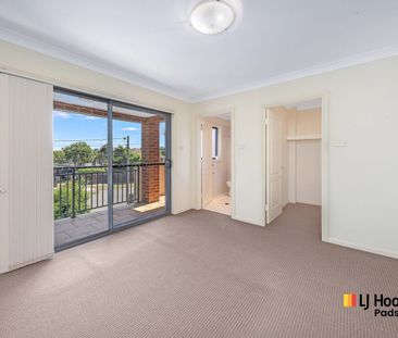 Spacious & Stylish 4-Bedroom Duplex in Prime Padstow Location - Photo 1