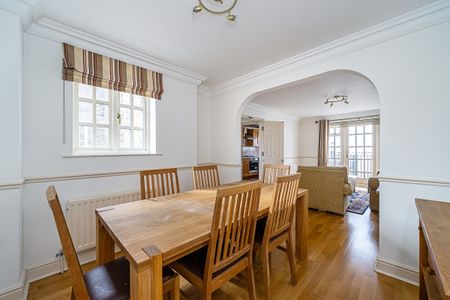 2 bedroom mews to rent - Photo 2