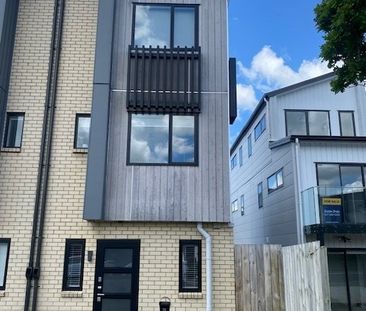 Stylish 3-Bedroom 2.5 bathroom plus a study in Prime Westgate Location - Photo 4