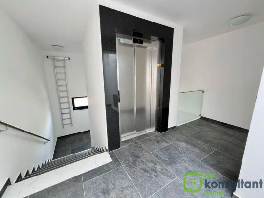 Pronájem bytu 1+kk s balkonem, parkováním a sklepem – ul. Třída Jiřího Pelikána, Olomouc - Fotografie 1