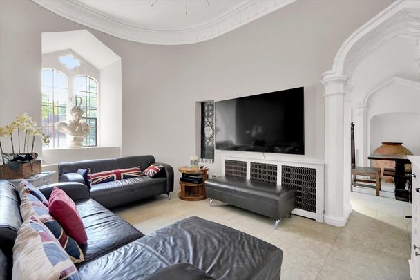 A 15th century, 4 floor tower, situated in a gated development in a private road in the heart of Esher. - Photo 1