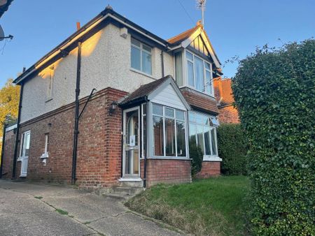 1 bedroom in a house share to rent - Photo 2