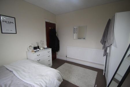 6 bedroom semi-detached house to rent - Photo 4