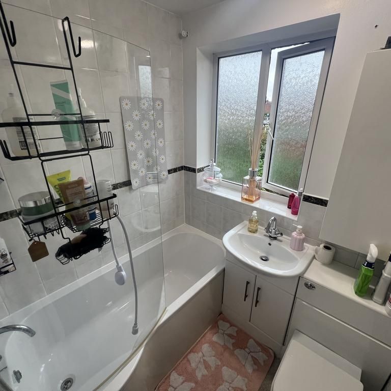 4 bedroom end of terrace house to rent - Photo 1