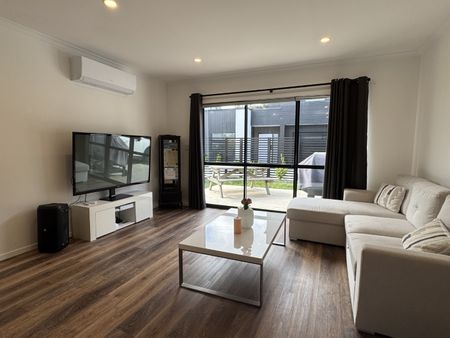 Nestled in the heart of Queenwood, this modern three-bedroom, two-bathroom home delivers the perfect blend of comfort and convenience in one of Hamilton’s most desirable locations. - Photo 4