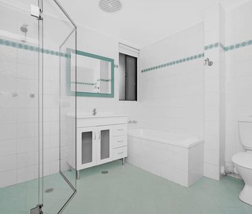 Townhouse set in a peaceful & leafy complex - Photo 5