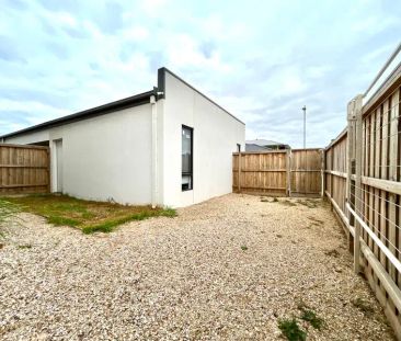 “Modern, Functional, Like New!!” - Photo 6