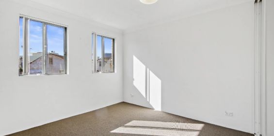 Modern Bright Studio in Prime Location with Undercover Parking - Photo 3