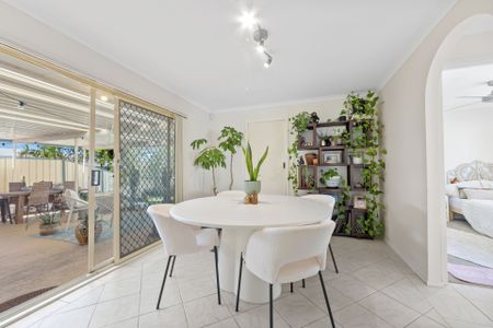 Spacious 3 Bedroom Home in Warnervale! - Photo 3