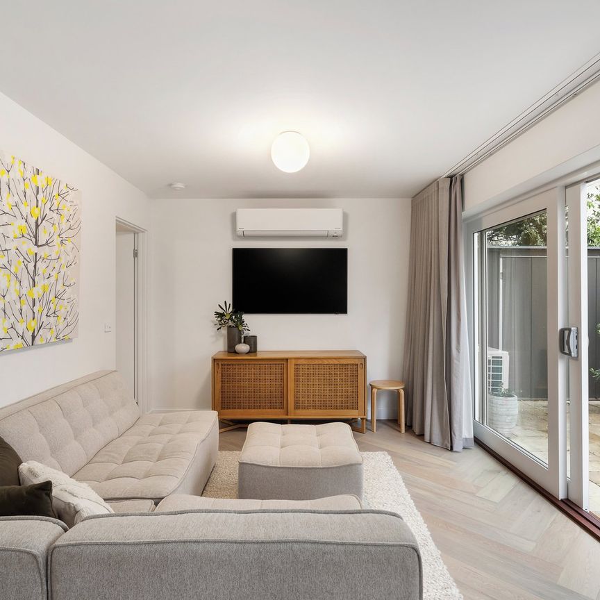 FULLY FURNISHED STUNNING DESIGNER LIVING BY THE BAY - Photo 1