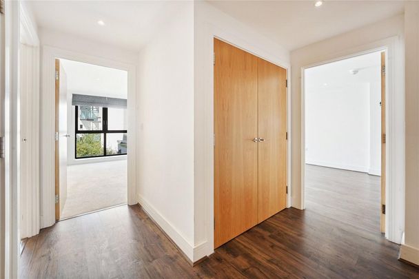 2 bedroom flat in London - Photo 1