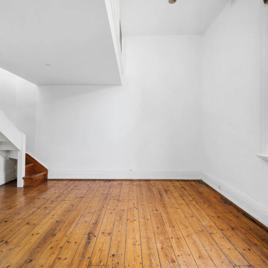 Split Level Apartment in a Grand Mansion Block - Photo 1