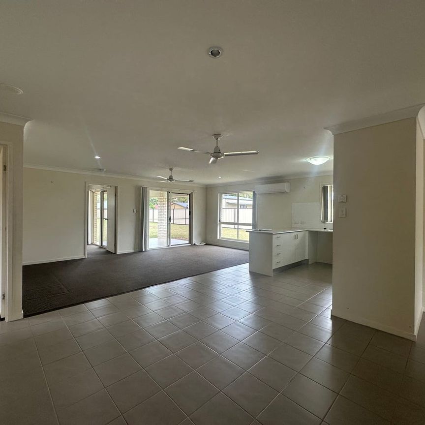 LARGE FAMILY HOME NEAR THE BEACH! - Photo 1