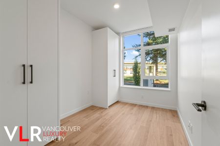 Condo in Surrey, BC - Photo 3