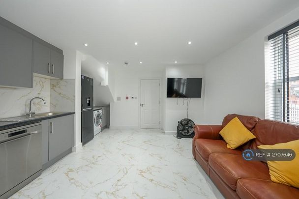 1 bedroom in a house share to rent - Photo 1