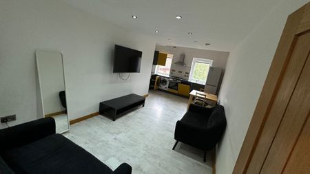 Flat 1, St Michaels Road, Headingley, Leeds, LS6 3AW - Photo 2
