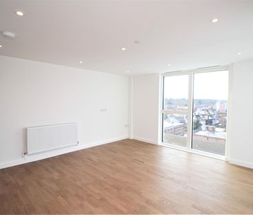 The Broadway, Crawley - Photo 3