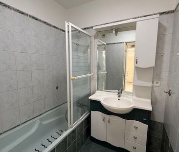 Location Appartement 2 pièces 43m² HYERES 83400 - Photo 4