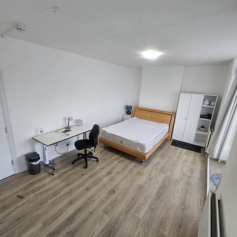 1 bedroom in a house share to rent - Photo 1