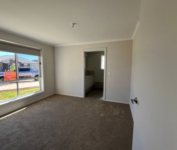 Modern Living Made Easy – Your Dream Home Awaits! - Photo 5