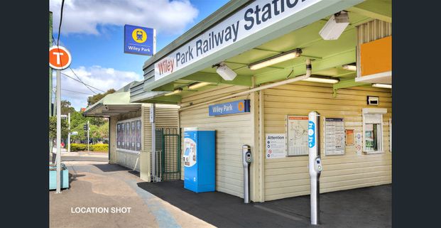 MODERN TWO-BEDROOM APARTMENT with LIFT ACCESS & SECURE PARKING - Photo 1