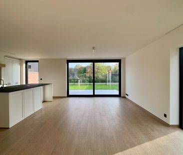 Halfopen woning in Bottelare te huur: licht, ruimte en groen - Photo 3