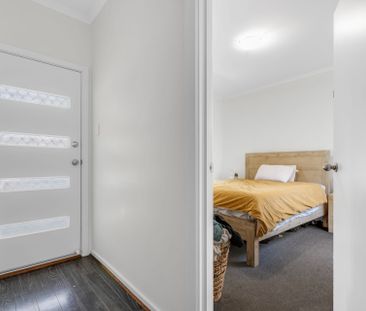 STYLISH 2 BEDROOM HOME! - Photo 4