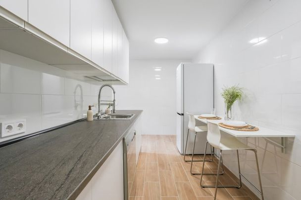 Beautiful room in Plaza España with private bathroom - Photo 1