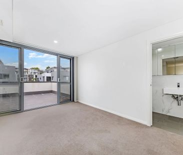 Penthouse-Style Apartment Minutes' To Trains - Photo 6