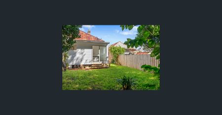 Cozy 2-Bedroom Home in Vibrant Leichhardt - Photo 4