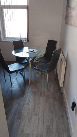 3 bedroom flat to rent - Photo 2