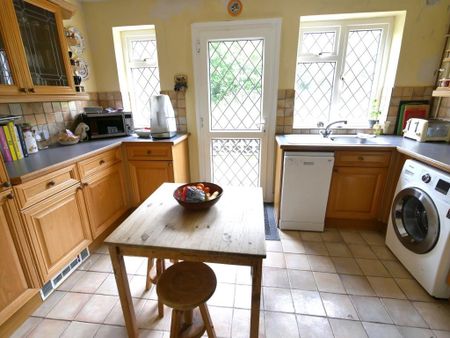 1 bedroom in a house share to rent - Photo 2