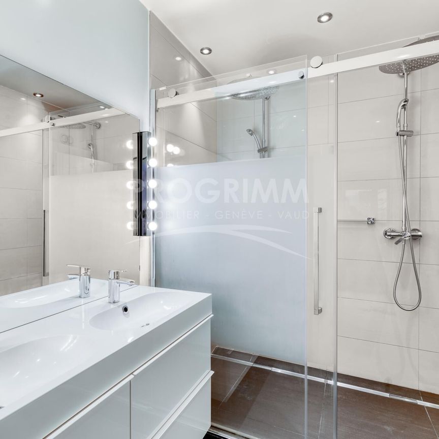 Apartment of nearly 210 m2 – 6 rooms / 4 bedrooms – 2 bathrooms + 3 toilets/washbasin – Residence with heated pool and sauna – Double parking in the basement - Foto 1