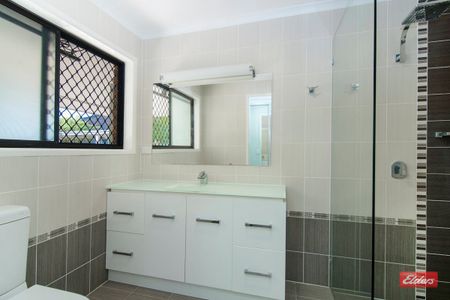 STUNNING 4 BEDROOM RESIDENCE IN PRIME LOCATION! - Photo 3
