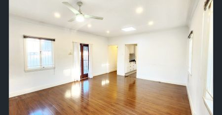 Close to all amenities and transport - Photo 2
