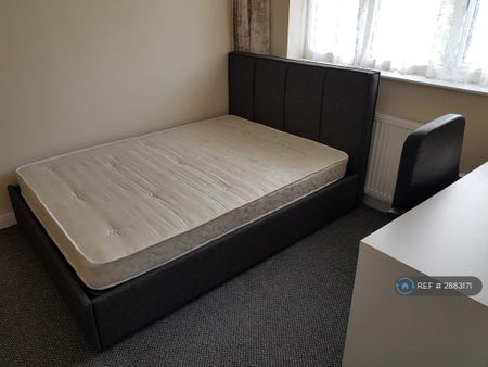 5 bedroom semi-detached house to rent - Photo 4