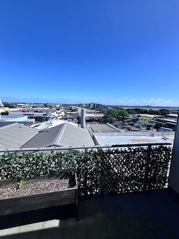 Chic 2BR Onehunga Oasis w/ Pool! - Photo 4