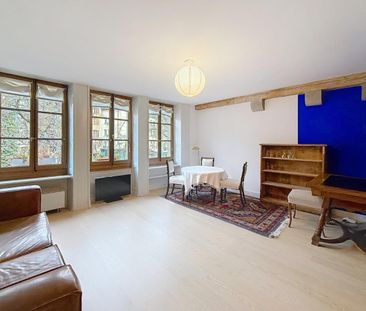 Studio meublé, donnant sur la place du bourg de four en vieille ville. - Foto 2